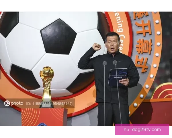 安德莱赫特球迷与裁判齐心铲雪保赛程