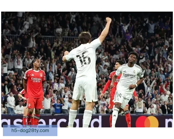 吕迪格庆祝动作碰撞小将头部 吕迪格庆祝动作碰撞小将头部